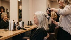 Fine hair after 50: a hairdresser reveals the tips “that really work” on her clients