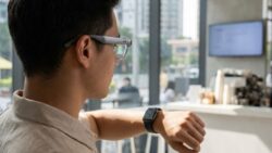 Smart glasses that adjust focus in real time